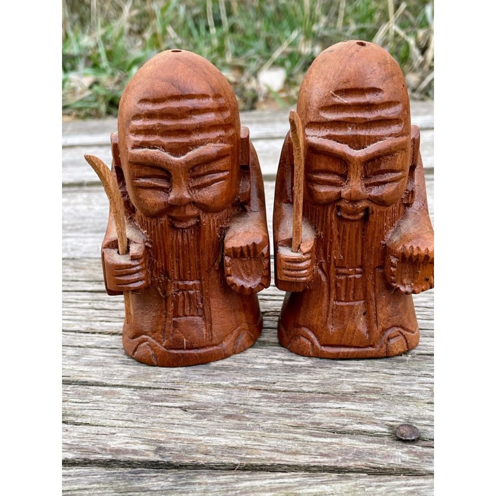Vintage Carved Wood Asian Man with cane Salt and Pepper shakers - Picture 11 of 11
